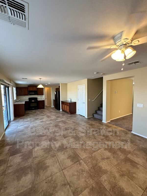 Building Photo - 2677 N Hawthorn Dr