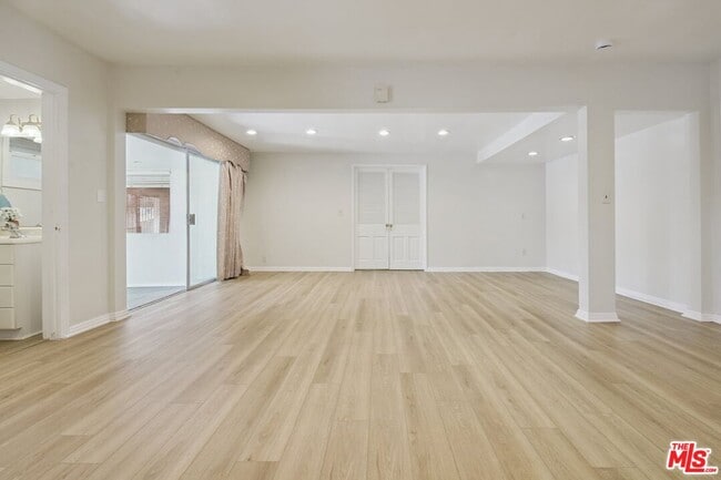 Building Photo - 5667 Heatherdale Dr