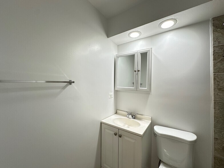 Building Photo - 6830 N Sheridan Rd