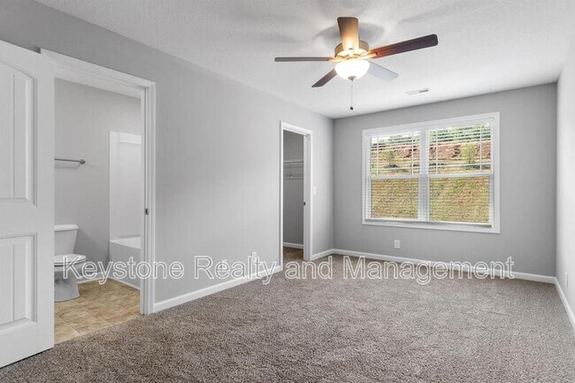Building Photo - 206 Woodland Vly Ln