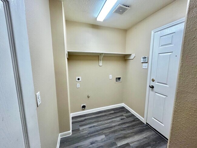 Building Photo - 5903 Llano Creek Dr