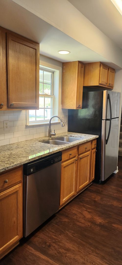 Building Photo - 4 Bedroom - Less than 2 miles from Swamp R...