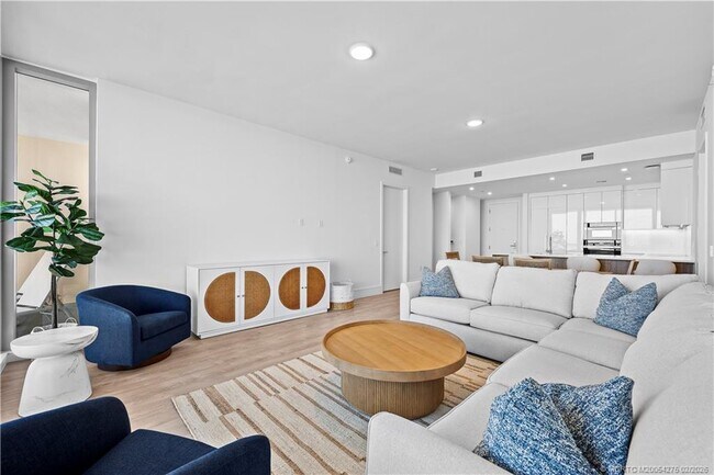 Building Photo - 220 Lake Shore Dr