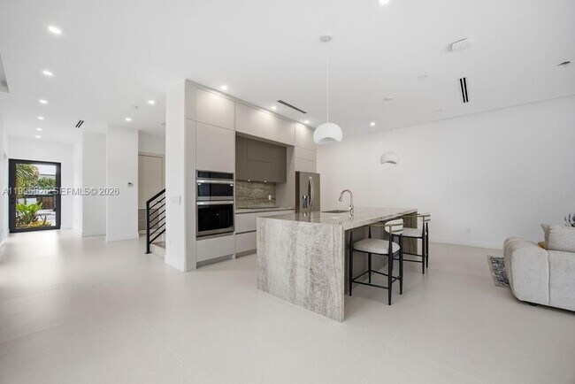 Building Photo - 1337 NE 13th Ave