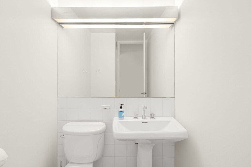 Building Photo - 525 E 72nd St