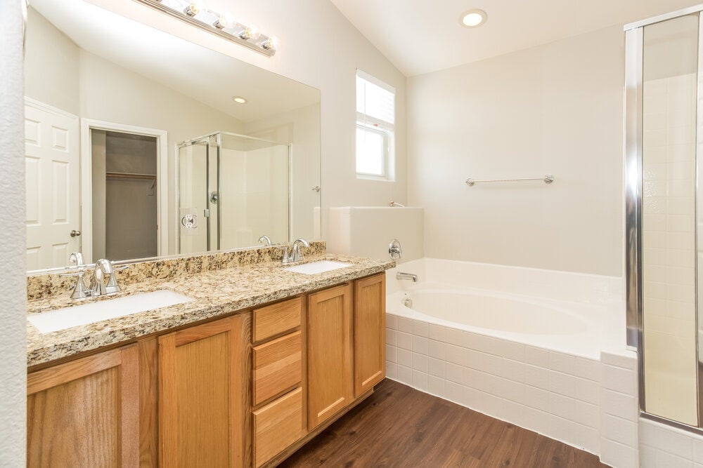 Building Photo - 3752 Hollycroft Dr