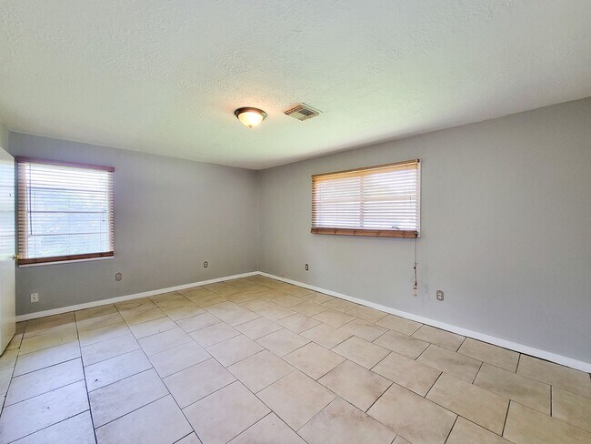 Building Photo - 1703 Raintree Dr