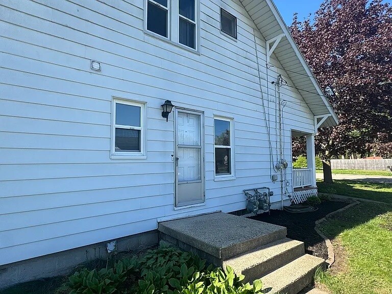 Building Photo - 3220 Wayburn Ave SW