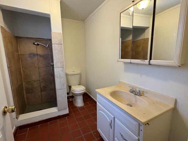 Building Photo - One Bedroom Apartment In Garden Acres Area