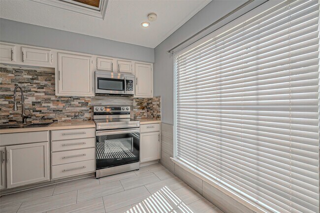 Building Photo - 7700 Creekbend Dr