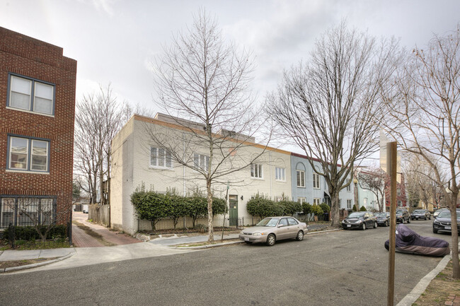 Building Photo - Lovely Lofted H Street Condo + Parking!