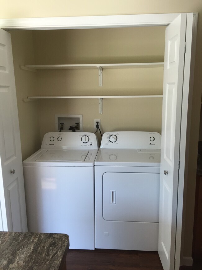 Building Photo - 10933 Hall Rd