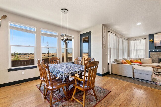 Building Photo - 4 Bedroom, 4 bathroom, Plus office and Loft!