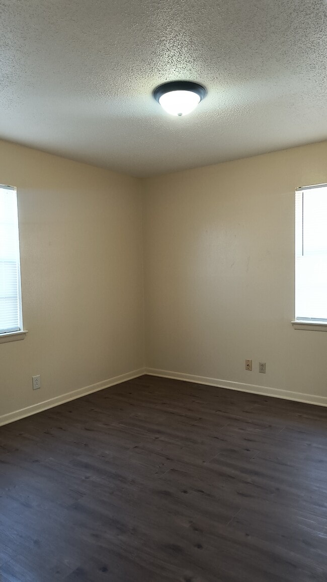 Building Photo - 3003 S Taft St