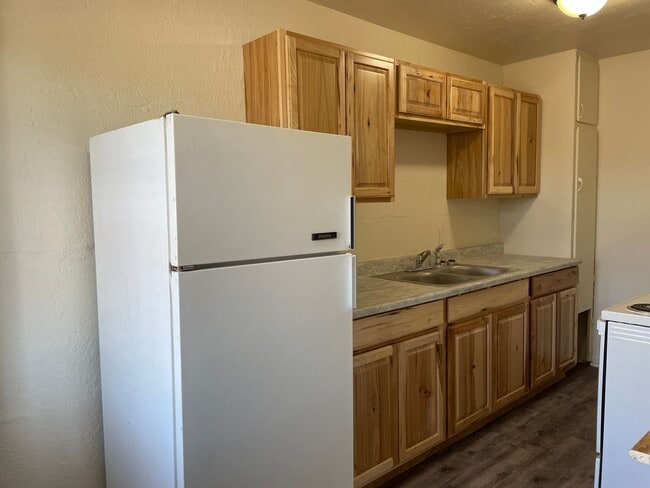 Building Photo - Newly Renovated-1 Bedroom 1 Bath Upstairs ...