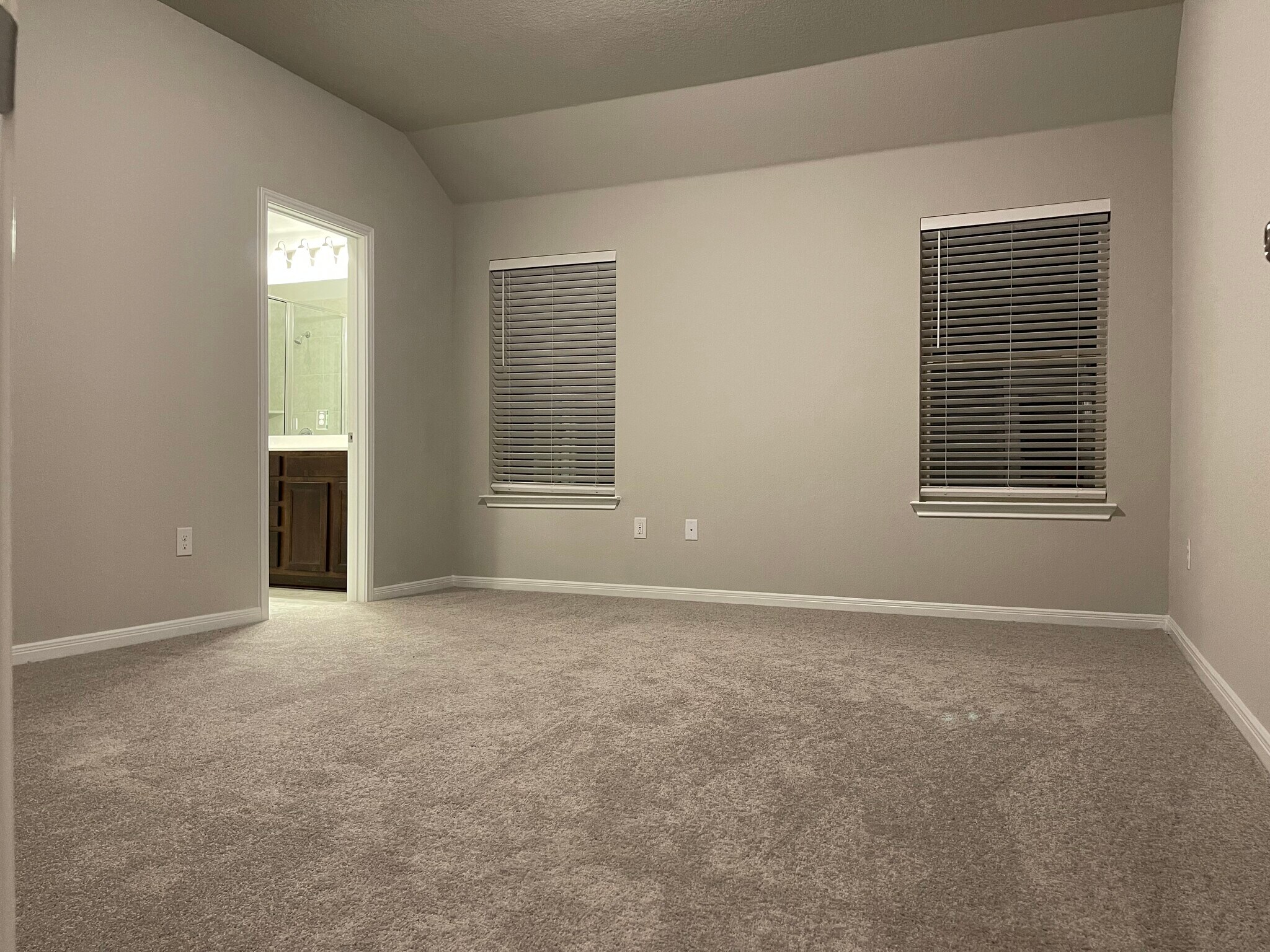 Building Photo - 300 La Joya Pass