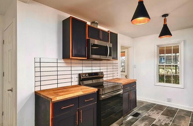 Building Photo - 667 Longview Dr