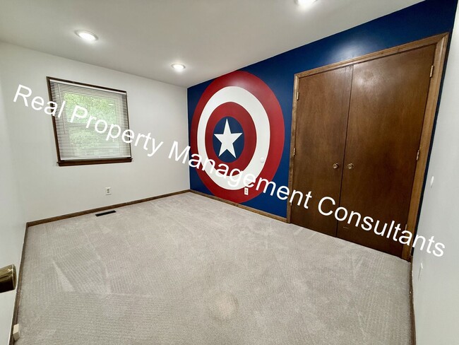 Building Photo - Spacious 4 Bedroom Home in Shawnee Mission!