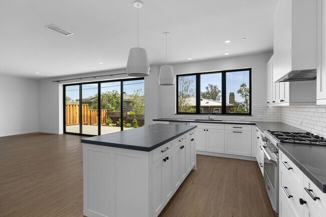 Building Photo - Modern Coastal Lease in Top of the World