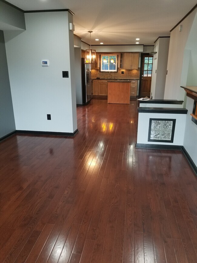 Building Photo - 445 W 6th Ave