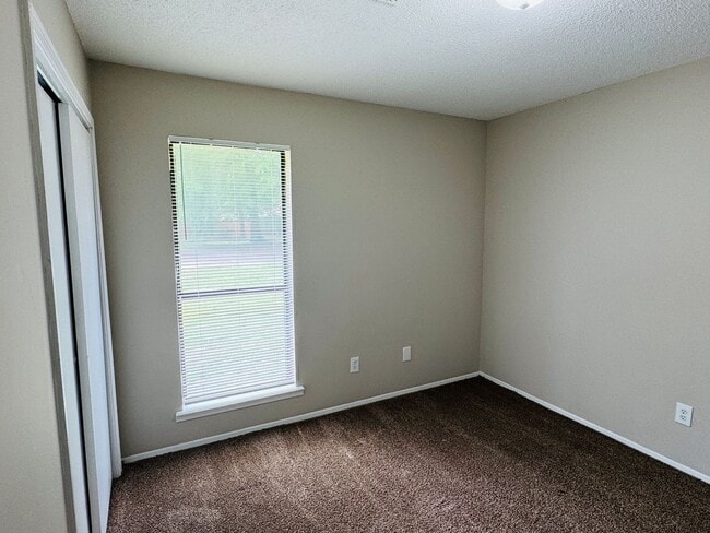 Building Photo - 3-Bedroom Gem !!