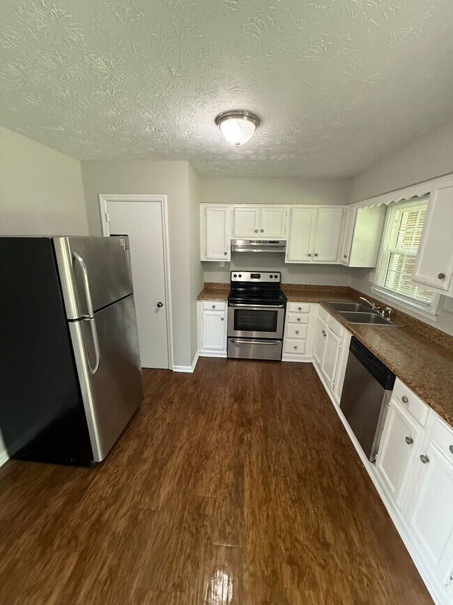 Building Photo - 3-bedroom, 2 full bath duplex in the desirable Lansdowne area