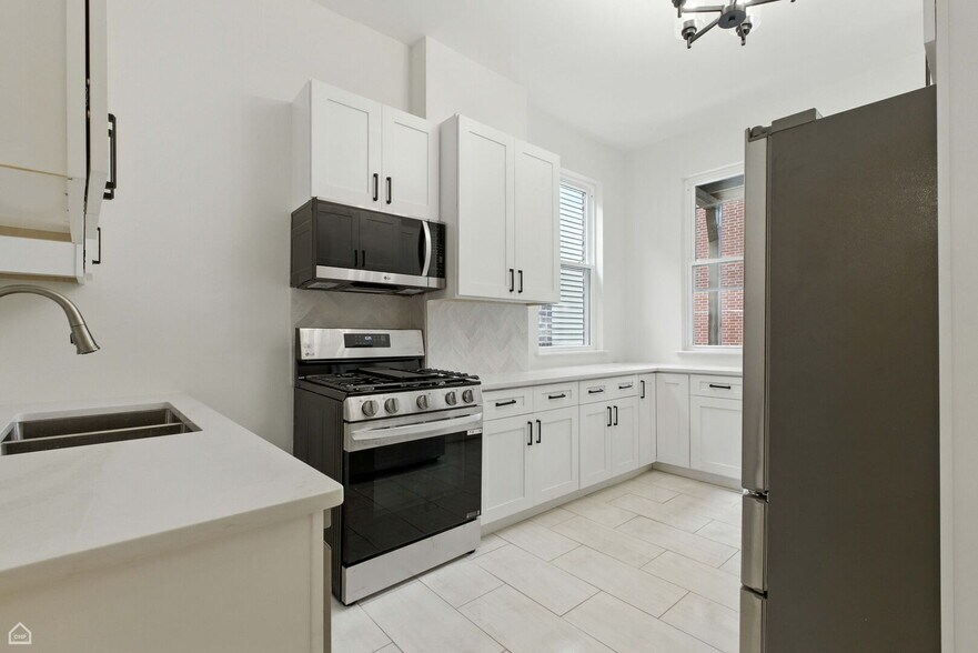 Building Photo - 909 W Addison St