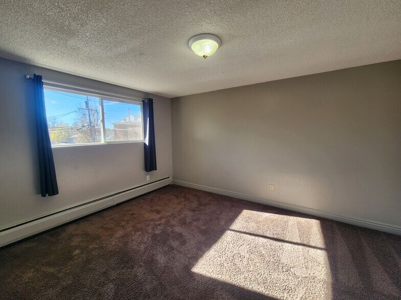 Building Photo - 1941 Clinton St