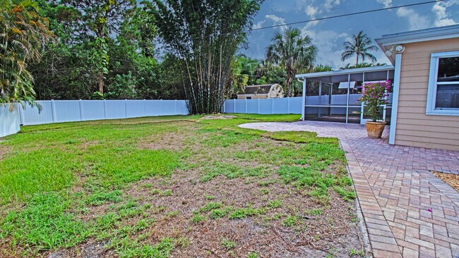 Building Photo - 8804 SE Jardin St