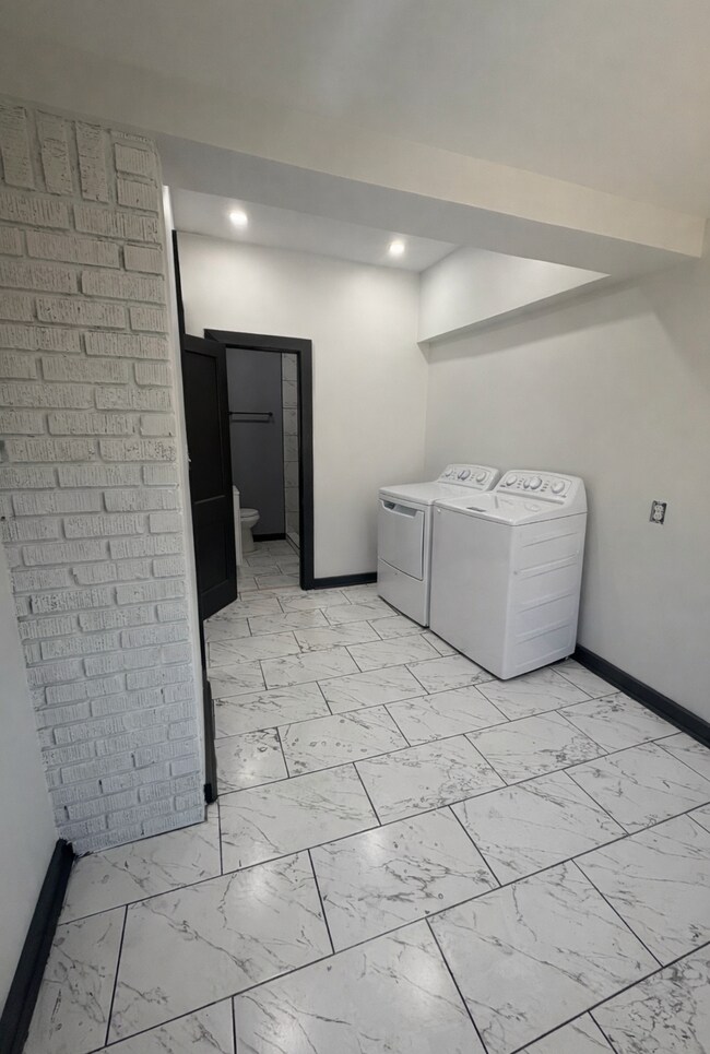 Building Photo - 807 Cuyahoga St