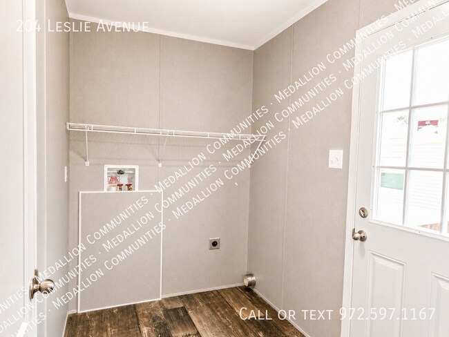 Building Photo - 204 Leslie Ave