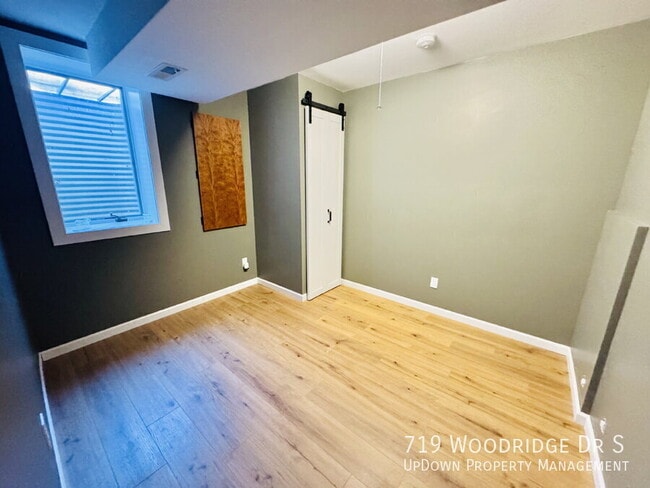 Building Photo - 719 Woodridge Dr S