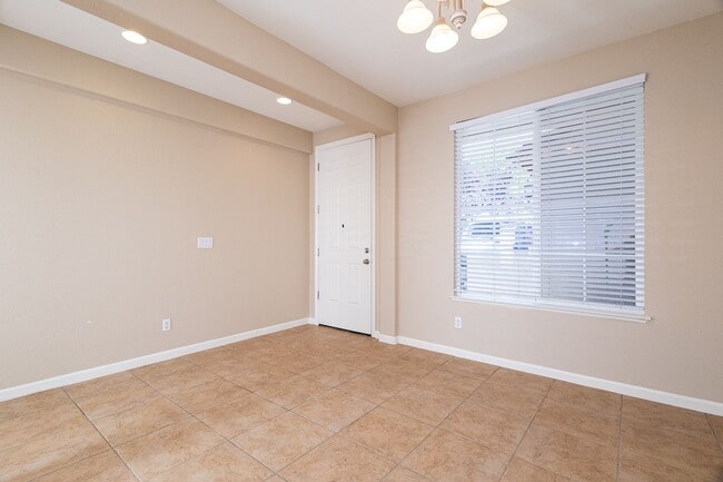 Building Photo - Spacious Folsom Parkway Home Near The Back...