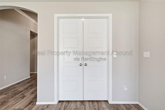 Building Photo - 3706 S 13th Pl