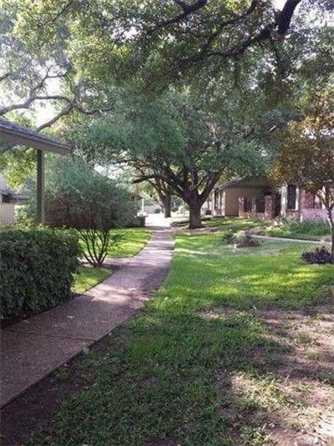 Building Photo - 3/1.5 Townhouse in Great location