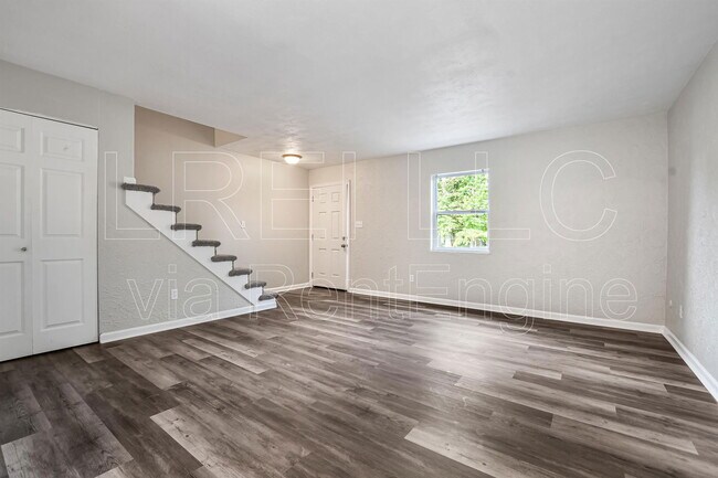 Building Photo - 1202 E Walford Dr
