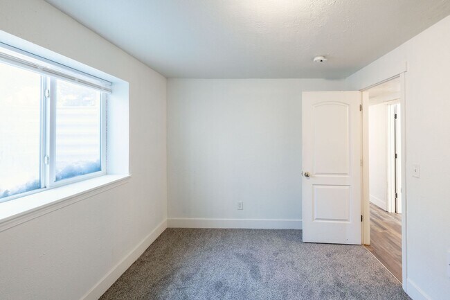 Building Photo - 271 N 3rd W