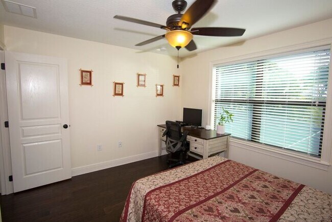 Building Photo - Beautiful 4 Bedroom/4 Bath in Belle Isle w...
