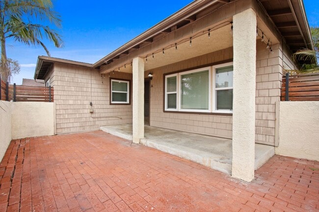 Building Photo - 3 bed 2 bath fully renovated apartment near Huntington Harbour