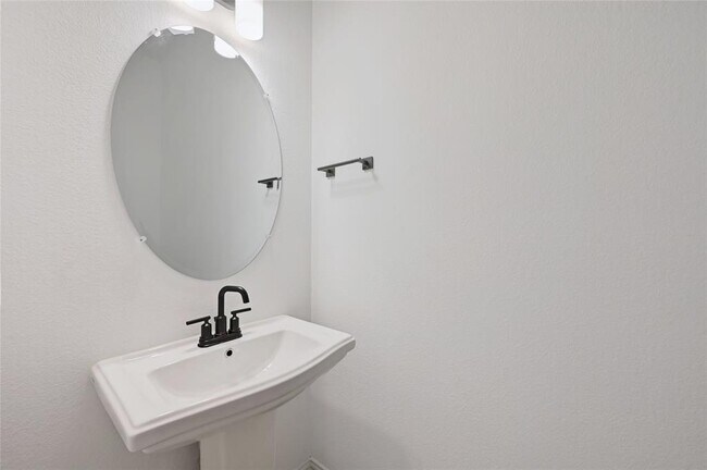 Building Photo - 160 Fawn Riv Run