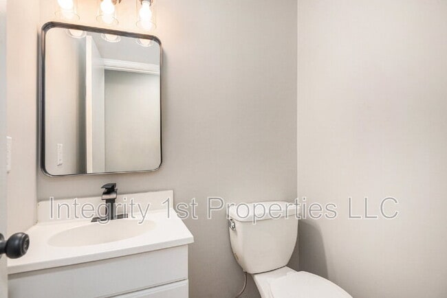 Building Photo - 3500 NE 72nd Terrace