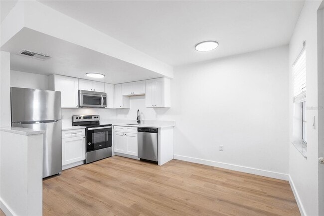 Building Photo - ONE BEDROOM APARTMENT AVAILABLE!