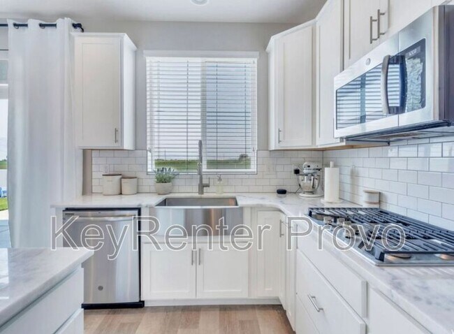 Building Photo - 934 240 W