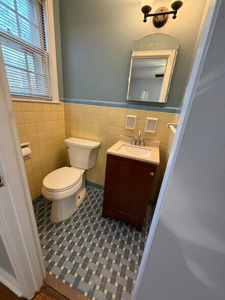 Building Photo - 2313 Ingleside Dr