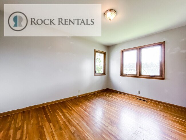 Building Photo - 3 Bed 1.5 Bath House in Convenient Location