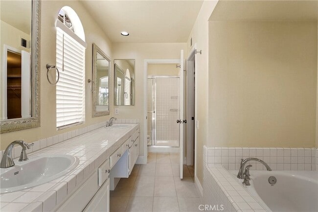 Building Photo - 11 Reina