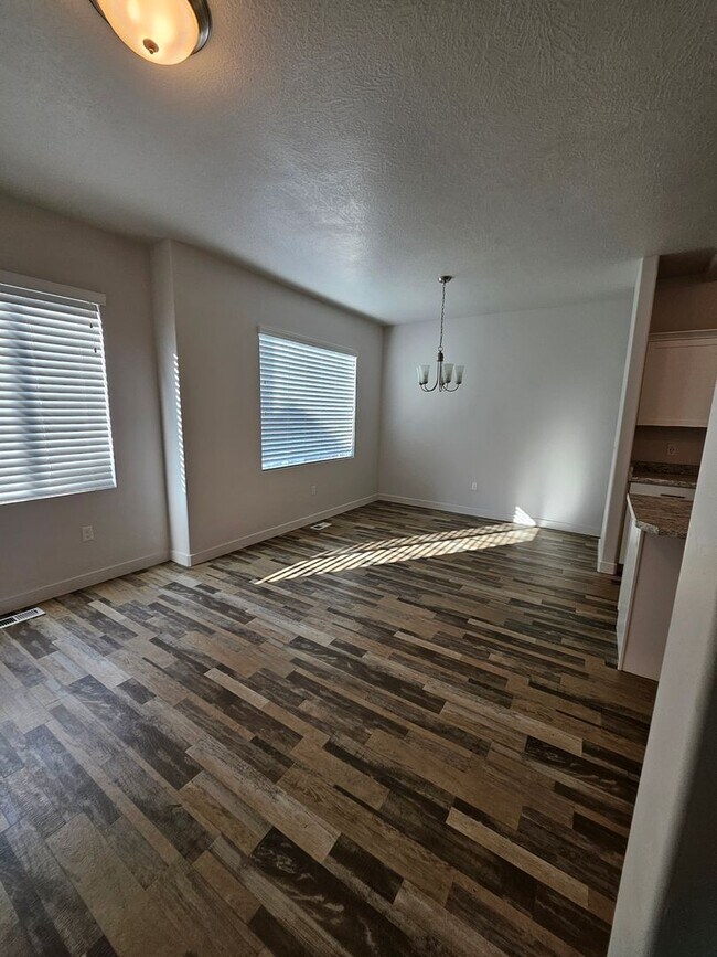 Building Photo - 4 Bedroom Town Home for Rent