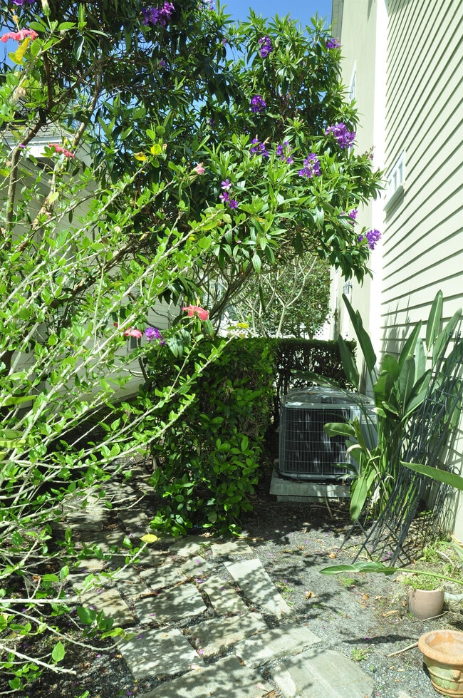 Building Photo - 607 Nadina Pl