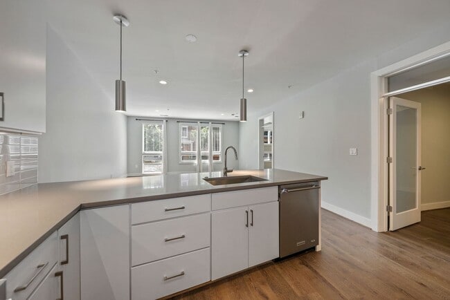 Building Photo - Professionally Managed // 2 bedroom 2 bathroom Modern Condo//  Adams Morgan// Parking Included!