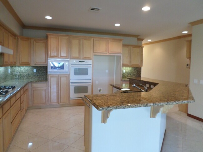 Building Photo - Gorgeous 4 bedroom 2.5 bath Temecula Home ...